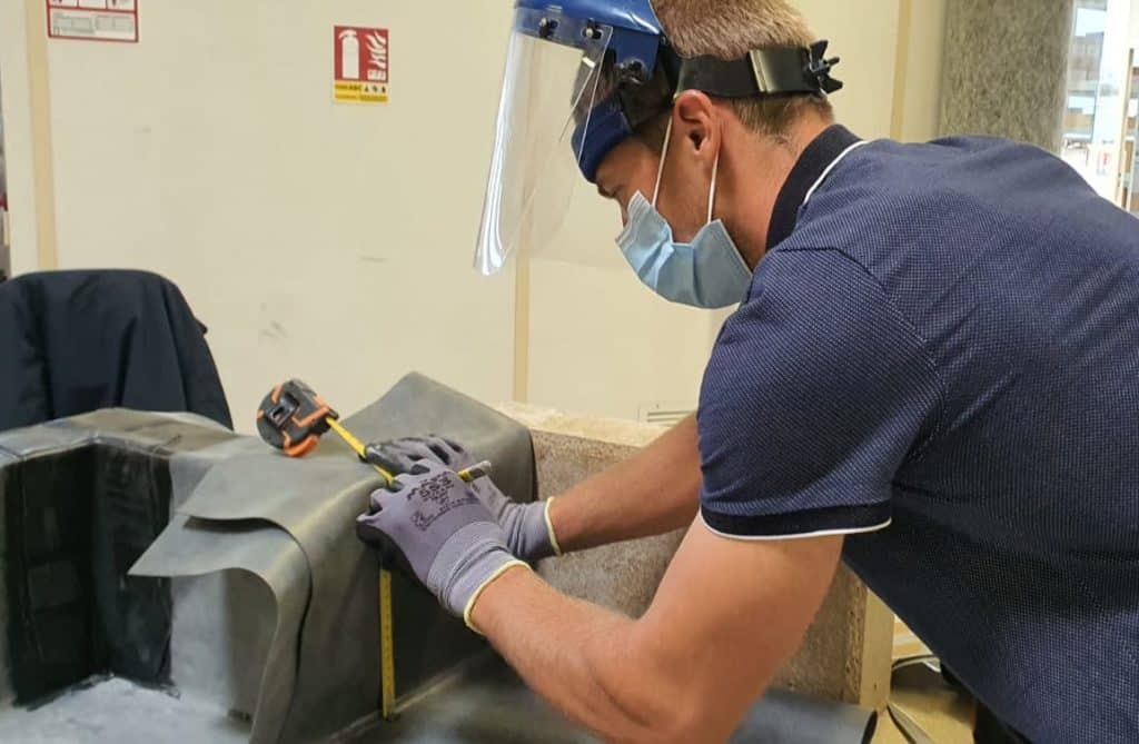 stagiaire de la formation EPDM France en pleine mise en oeuvre de la membrane