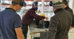 démonstration pratique du formateur pour les stages de mise en oeuvre de la membrane EPDM